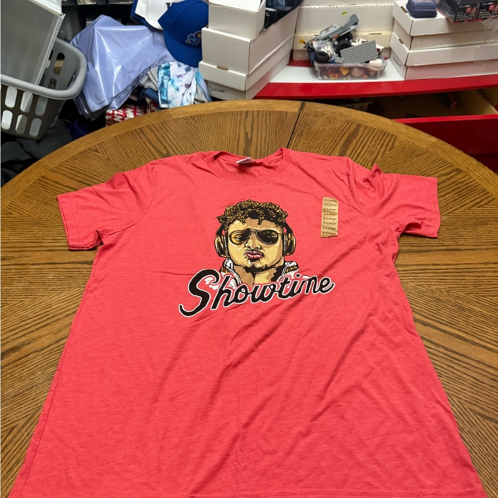 Charlie Hustle Patrick Mahomes Showtime Graphic Tee in Coral Red
